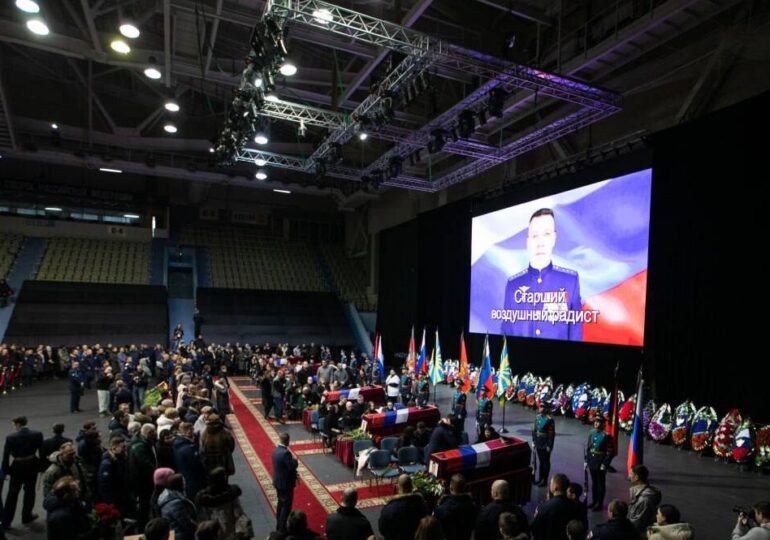 В Оренбуржье семьям героически погибшего экипажа Ил-76 вручили Ордена мужества