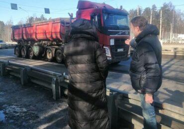 Власти Петербурга обратили внимание на ситуацию с песковозами на Приморском шоссе
