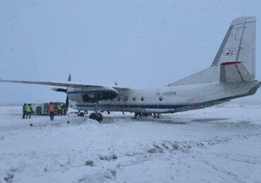 В аэропорту Елизово на Камчатке самолёт выкатился за пределы взлётной полосы