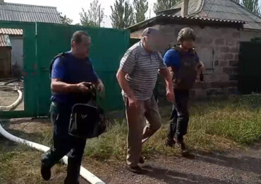В ДНР сотрудники МЧС РФ оказали помощь пострадавшему от обстрела местному жителю